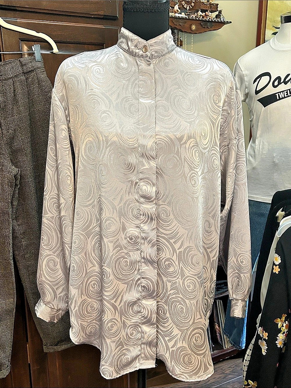 Southern Lady Sz M Silver Abstract Swirl Oriental Collar Tunic Style Blouse